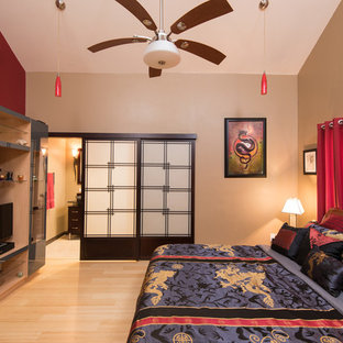 Esempio di un'ampia camera matrimoniale etnica con pareti beige e parquet chiaro