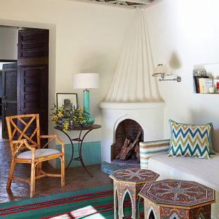 Foto de salón mediterráneo con paredes blancas, suelo de baldosas de cerámica, chimenea de esquina y marco de chimenea de yeso