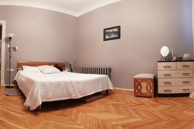 Идея дизайна: хозяйская спальня среднего размера в стиле неоклассика (современная классика) с серыми стенами, паркетным полом среднего тона и бежевым полом