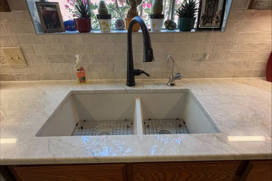Inspiration for a timeless kitchen remodel in Dallas with an undermount sink, ceramic backsplash, stainless steel appliances and an island