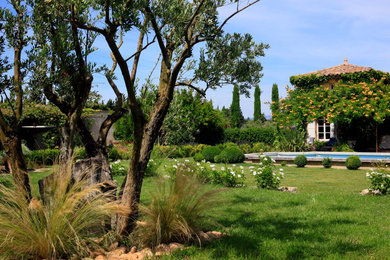 Idées déco pour un très grand jardin classique au printemps avec un point d'eau et une exposition ensoleillée.