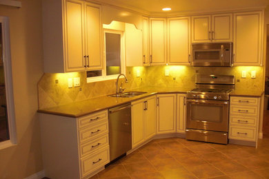 Example of a classic kitchen design in San Diego