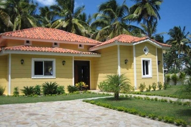 Home design - tropical home design idea in Other