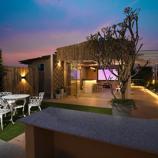 ハイデラバードのアジアンスタイルのおしゃれなホームバーの写真