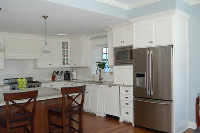 Kitchen - contemporary kitchen idea in Minneapolis
