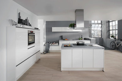 This is an example of a modern kitchen in Bordeaux.