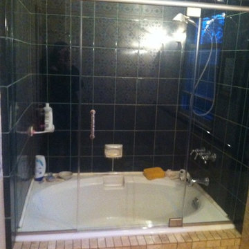 Frameless Panel Door Panel Installed on Tub