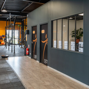 レンヌの大きいインダストリアルスタイルのおしゃれな多目的ジムの写真