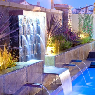 Kleiner, Gefliester Eklektischer Pool hinter dem Haus in rechteckiger Form mit Wasserspiel in Los Angeles