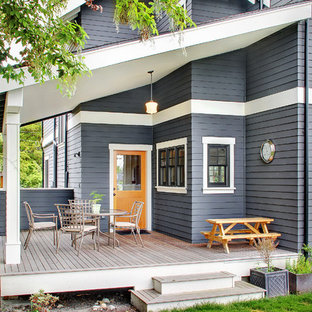 シアトルの中サイズのトラディショナルスタイルのおしゃれな裏庭のデッキ (張り出し屋根) の写真