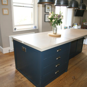 Approved Used Kitchen, Large In Frame Shaker with Bar