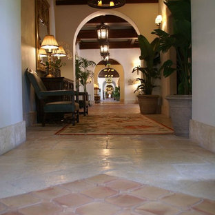 Idéer för en klassisk hall, med klinkergolv i terrakotta