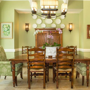 Стильный дизайн: гостиная-столовая в стиле кантри с зелеными стенами - последний тренд