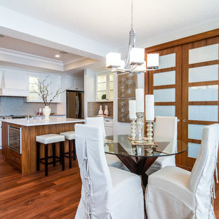カルガリーの広いトランジショナルスタイルのLDKの画像 (無垢フローリング、白い壁、暖炉なし)