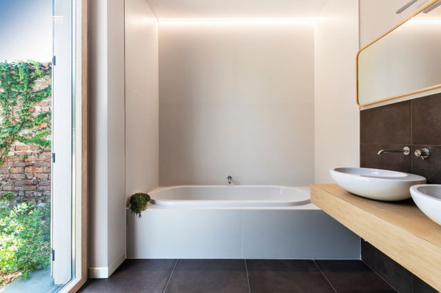 Mediterranean Bathroom by Fluido Architettura