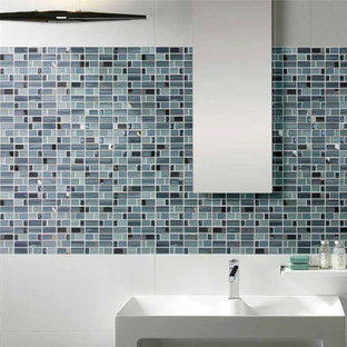 Ejemplo de cuarto de baño minimalista con baldosas y/o azulejos azules, baldosas y/o azulejos de vidrio laminado y lavabo con pedestal