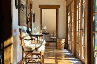 Example of a classic hallway design in Los Angeles