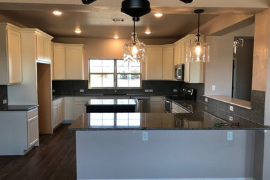 Kitchen - traditional kitchen idea in Austin