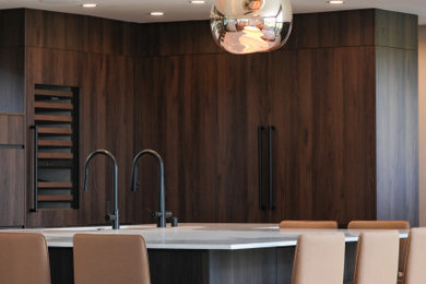 Example of a home bar design in Los Angeles