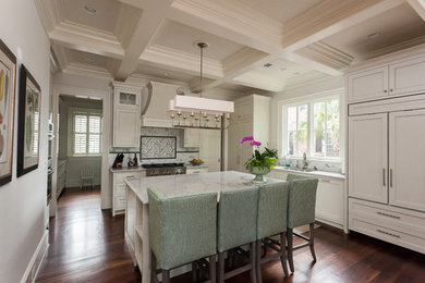 Example of a kitchen design in Charleston