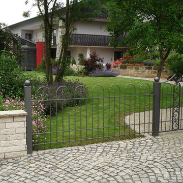 Eine Gartenanlage verbindet moderne und natürliche Linien