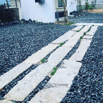 年代物の長石を使った通路。