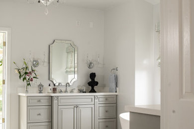 Идея дизайна: огромная главная ванная комната в классическом стиле с фасадами с выступающей филенкой, серыми фасадами, отдельно стоящей ванной, открытым душем, разноцветной плиткой, керамогранитной плиткой, серыми стенами, полом из мозаичной плитки, врезной раковиной, столешницей из искусственного кварца, разноцветным полом, открытым душем, белой столешницей, сиденьем для душа, тумбой под одну раковину и напольной тумбой