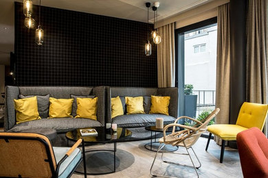 Idées déco pour une terrasse avec des plantes en pots moderne de taille moyenne.
