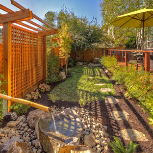 Idées déco pour un jardin classique avec un point d'eau et des pavés en pierre naturelle.