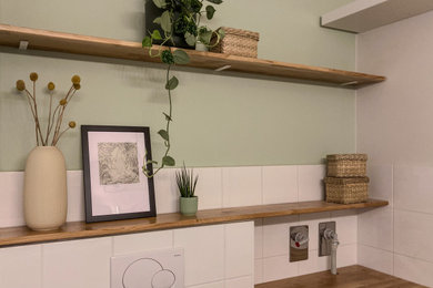 Kleines Modernes Badezimmer mit weißen Fliesen, Keramikfliesen, grüner Wandfarbe und freistehendem Waschtisch in Bremen