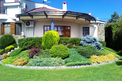Inspiration for a traditional landscaping in Other.