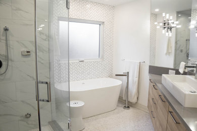 Example of a mid-sized transitional bathroom design in Toronto