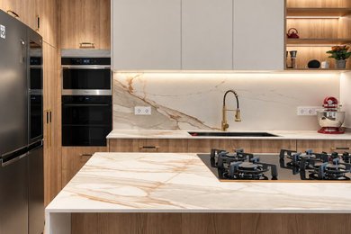 Foto de cocinas en U blanco y madera actual de tamaño medio abierto con fregadero bajoencimera, armarios con paneles lisos, puertas de armario de madera clara, encimera de cuarzo compacto, salpicadero blanco, puertas de cuarzo sintético, electrodomésticos negros, suelo de baldosas de cerámica, península, suelo marrón y encimeras blancas