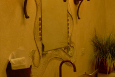 アトランタにあるラスティックスタイルのおしゃれなトイレ・洗面所の写真