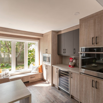 Contemporary two tone Kitchen Wood and Matte Black Acryl