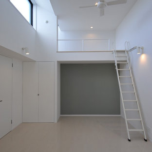 Idéer för att renovera ett litet funkis hemmastudio, med grå väggar, plywoodgolv och vitt golv