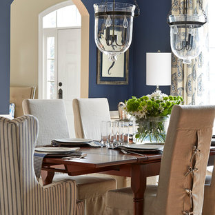 アトランタのトラディショナルスタイルのLDKの画像 (青い壁)