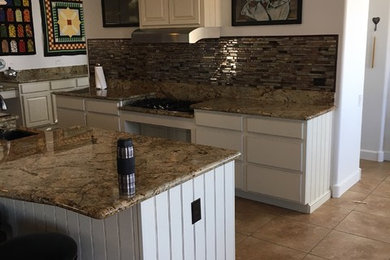 Kitchen - traditional kitchen idea in Phoenix