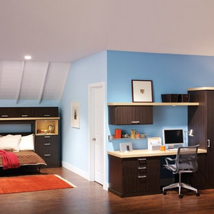 Photo of a large modern home studio in Chicago with a built-in desk.