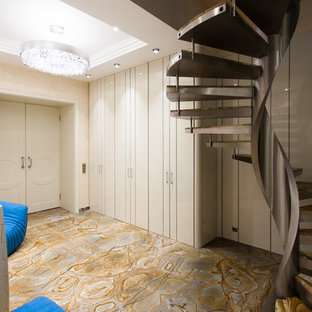 Выдающиеся фото от архитекторов и дизайнеров интерьера: большой фойе в современном стиле с бежевыми стенами, мраморным полом и разноцветным полом