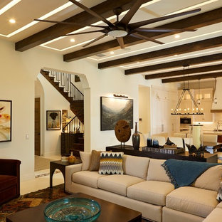 Großes, Offenes Mediterranes Wohnzimmer mit beiger Wandfarbe, Keramikboden und beigem Boden in Tampa
