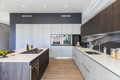 Example of a minimalist kitchen design in Orlando