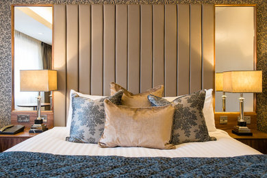 Modelo de habitación de invitados actual sin chimenea con paredes beige y moqueta