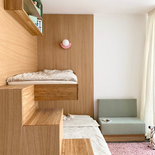 Kleines Modernes Mädchenzimmer mit Spielecke, weißer Wandfarbe, Betonboden, grauem Boden und Holzwänden in Berlin