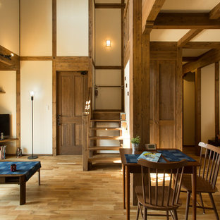 名古屋の和風のLDKの画像 (白い壁、無垢フローリング、茶色い床)