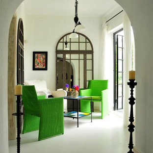 Kleines Mediterranes Wohnzimmer mit weißer Wandfarbe in Sonstige