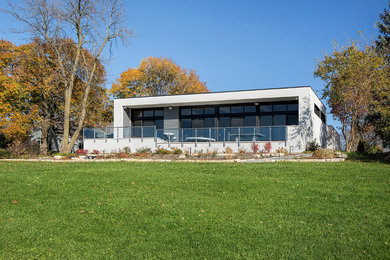 Inspiration for a large contemporary white one-story stucco exterior home remodel in Chicago