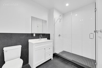ニューヨークにあるコンテンポラリースタイルのおしゃれな浴室の写真
