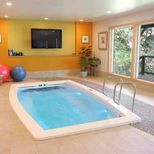 シアトルの大きいコンテンポラリースタイルのおしゃれなホームジム (黄色い壁、セラミックタイルの床) の写真