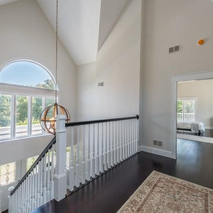 Inredning av en klassisk stor hall, med grå väggar, bambugolv och brunt golv